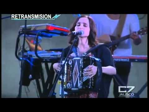 Ver Video de Julieta Venegas Julieta Venegas - Me voy / El Presente [Rock por La Vida 7 - 2013]